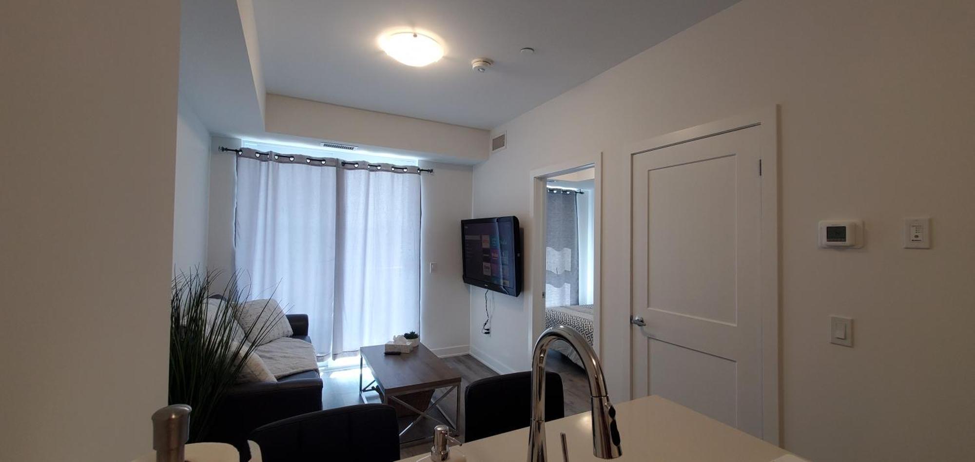 1 Bedroom With Balcony Erb St Appartement